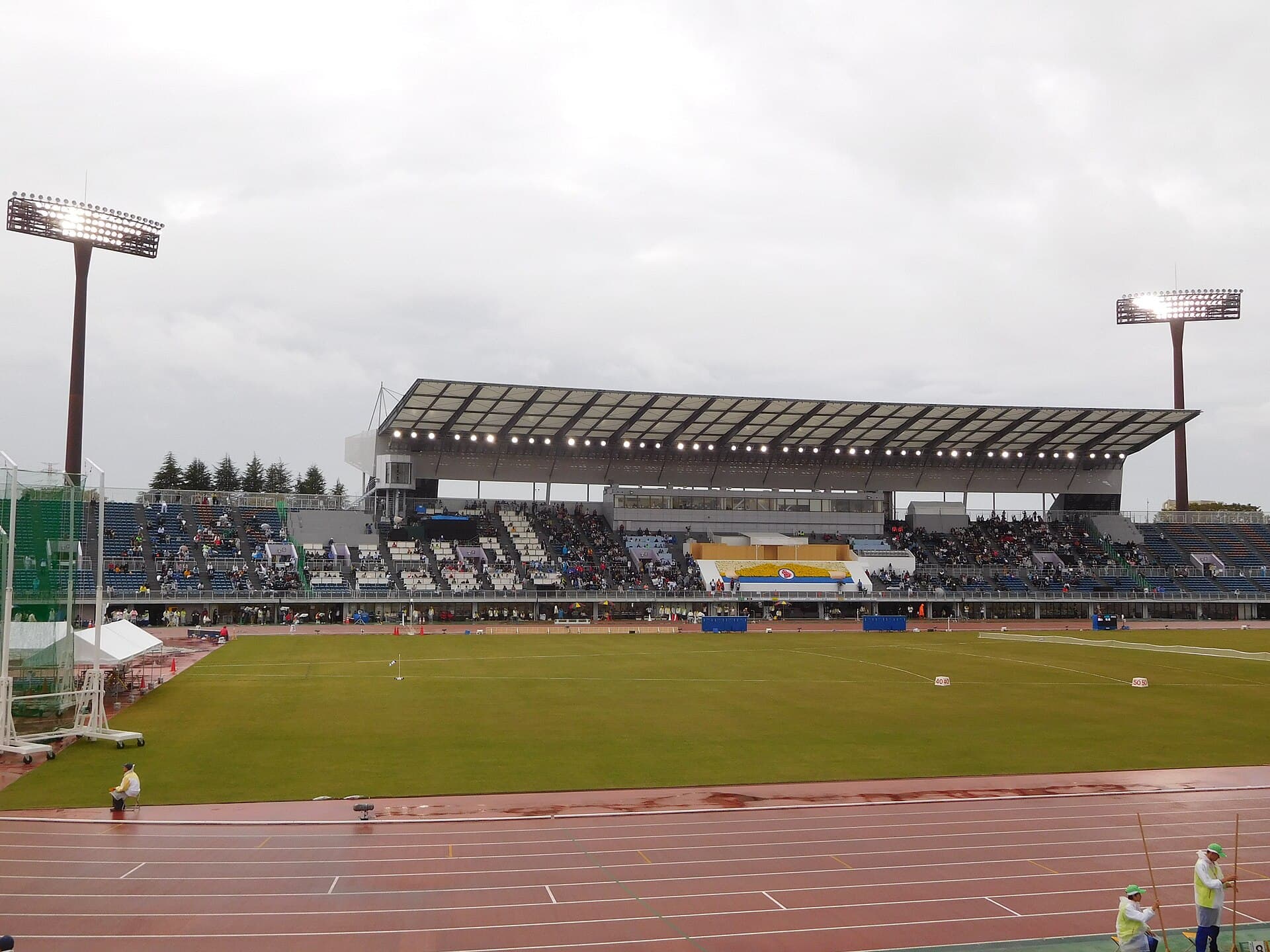 水戸信用金庫スタジアムのスタンドとフィールド